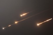 天机六爻伊朗以导弹齐射回应以色列的大规模袭击