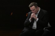 天机六爻特斯拉股价收涨超3%：特朗普无意沟通，马斯克父亲劝儿子低头